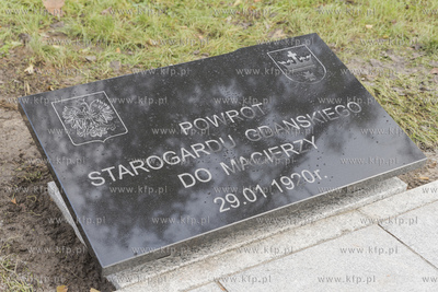 Starogard Gdański,Park Miejski.Nz. tablica rocznicowa...