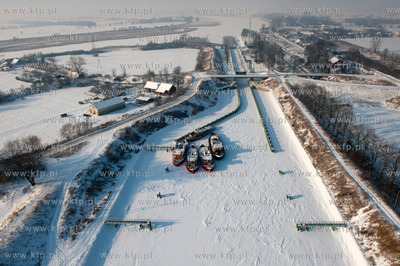 Przegalina z lotu ptaka. Lodolamacze stoja wmarzniete...