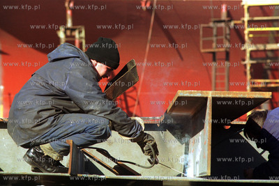 Stocznia Gdynia, spawacz przy pracy16.02.2002fot....