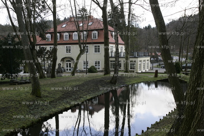Dwor Oliwski polozony w malowniczej Dolinie Radosci...