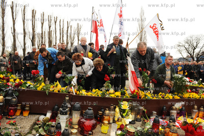 Stoczniowcy ze Stoczni Gdanskiej w holdzie tragicznie...