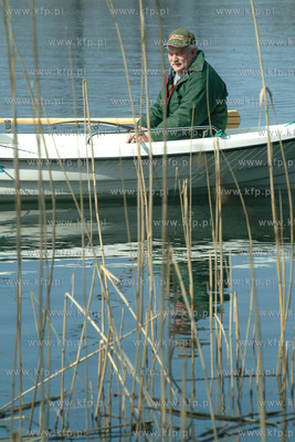 Lech Walesa na rybach. 25.04.2003 Fot. Maciej Kosycarz...