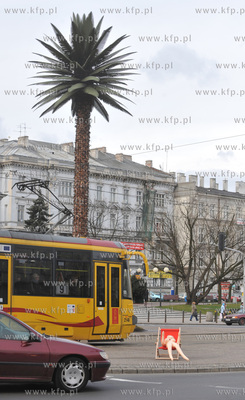 Performance z udzialem gumowej lalki w centrum Warszawy....