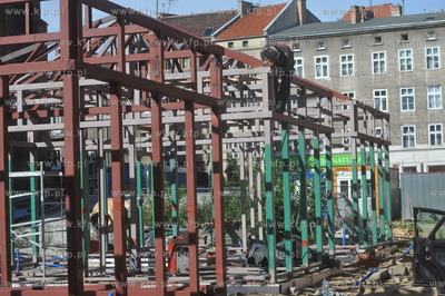 Budowa nowych 18 pawilonow straganow na targowisku...