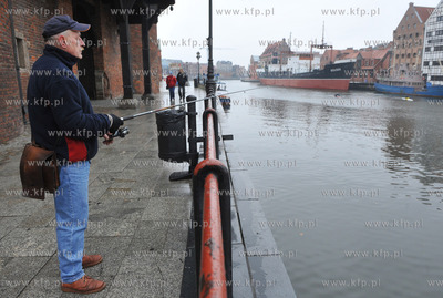 Gdansk. Wedkowanie na Dlugim Pobrzezu. 05.11.2009 fot....