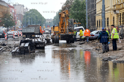 Gdansk podczas ulewy. Nz. Remontowana ulica i torowisko...