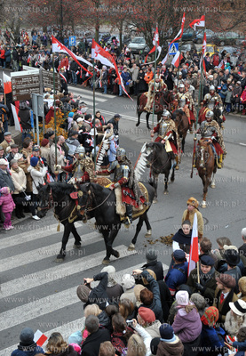 Parada Niepodleglosci w Gdansku. Husarze  na rogu ul....