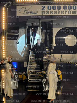 Uroczystosc powitania 2 milionowego pasazera na lotnisku...