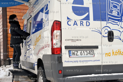 Mobilny bankomat eCard stojacy nieopodal wyciagu narciarskiego...