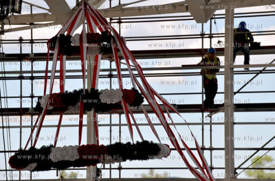 Uroczystosc zawieszenia wiechy nad nowo budowanym terminalem...