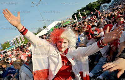 Gdansk. Mistrzostwa europy w pilce noznej. Kibice ogladaja...