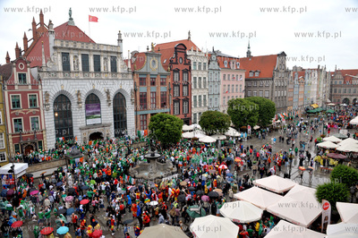 Gdansk, Dlugi Targ. Irlandzcy i hiszpanscy kibice bawia...