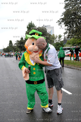 Gdansk. Hiszpanscy i irlandzcy kibice w drodze na PGE...