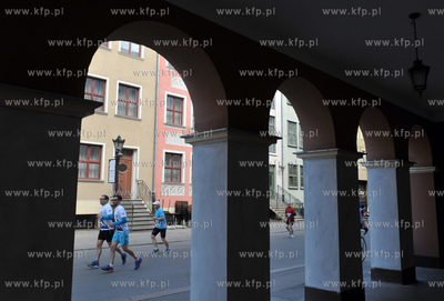 II PZU Gdansk Maraton. Zawodnicy na ul. Kolodziejskiej....