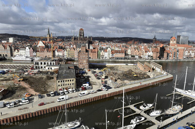 Gdańsk. Widok na Wyspę Spichrzów i budowę kompleksów...