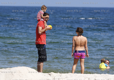 Polwysep helski. Marcin Prokop nad morzem z coreczka.
23.07.2008
fot....