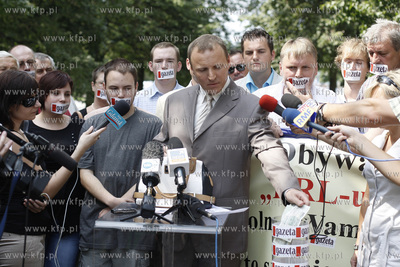 Europosel PiS zdecydowal przekazac wydawcy Gazety Wyborczej...