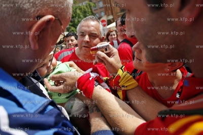 Hiszpanscy kibice opanowali  ul. Dluga i Dlugi Targ...