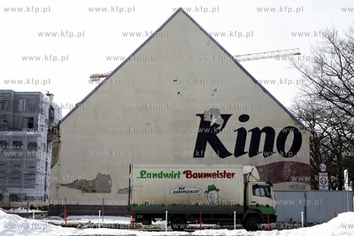 Gdansk. Wyburzanie budynku bylego kina Znicz przy ul....