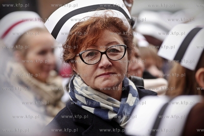 Protest pielegniarek i poloznych pod Urzedem Marszalkowskim...