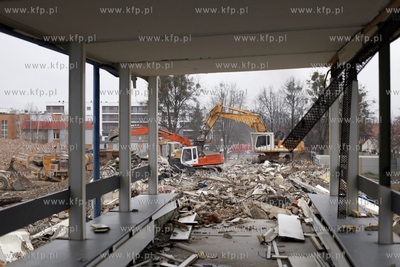 Wyburzanie hal wystawienniczych Miedzynarodowych Targow...