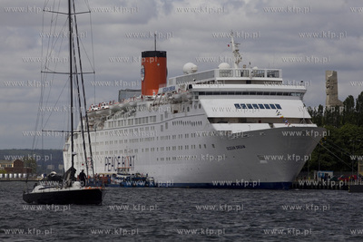 Gdańsk. Statek Ocean Dream organizacji Peace Boat,...
