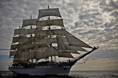 Powrót żaglowca Dar Młodzieży z ostatniej, tegorocznej,...