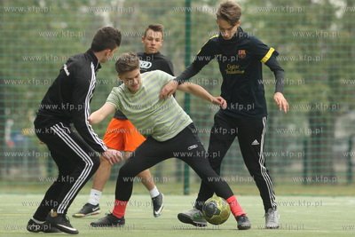 Gdansk Zaspa. Pilkarski turniej dzikich druzyn Do przerwy...