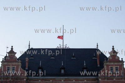 Opuszczona flaga z herbem Gdańska na Nowym Ratuszu...
