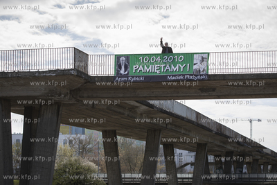 Lech Kosiak wiesza transparent na kładce na gdańskiej...