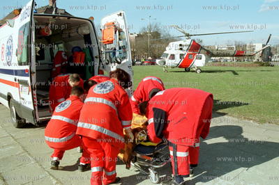   Transport rannego z helikoptera pogotowia ratunkowego...