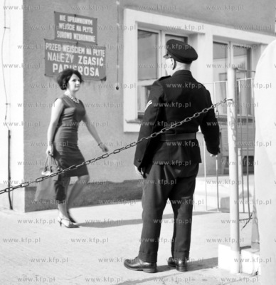 Lotnisko w Gdansku - Wrzeszczu. Nz straznik pilnujacy...