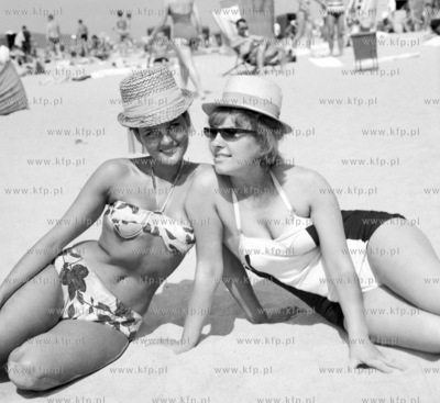 Dziewczyny na plazy w Sopocie. 0003523 1968 Fot. Zbigniew...
