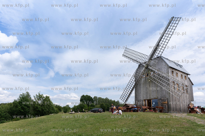 Wiatrak koźlak w Ręboszewie na górze Sobótka. 01.07.2023...