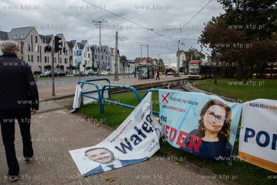 Pętla tramwajowa w Oliwie. Zerwane i zniszczone reklamy...