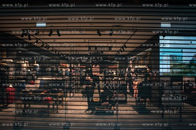 W całym kraju wprowadzono lockdown z powodu covid19,...