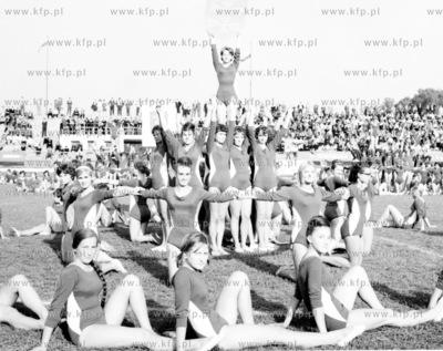 Pokaz gimnastyczny w wykonaiu dziewczat z okazji 10...