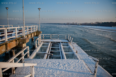 Gdansk. Mrozne popoludnie na plazy w Brzeznie. Niskie...