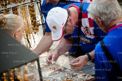 Gdansk. Ulica Mariacka. Chorwaccy kibice przed meczem...