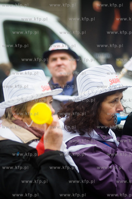 Gdansk. Dlugi Targ. Manifestacja niezadowolonia, zorganizowana...