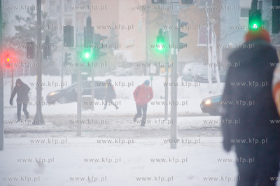 Gdansk. Porywisty wiatr oraz silne opady sniegu towarzyszace...