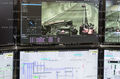 Symulowana akcja ratunkowa po zderzeniu trzech samochodow,...