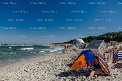 Jurata. Pelna turystow zatloczona plaza od strony otwartego...