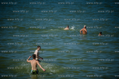 Gdańsk. Czerwona flaga na kąpielisku miejskim w Brzeźnie,...