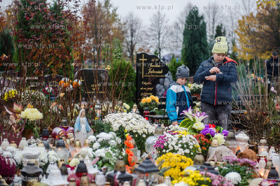 Gdańsk. Cmentarz Łostowicki. Dzień Wszystkich Świętych....