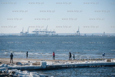 Gdańsk. Słoneczna, jednak mroźna pogoda na plaży...