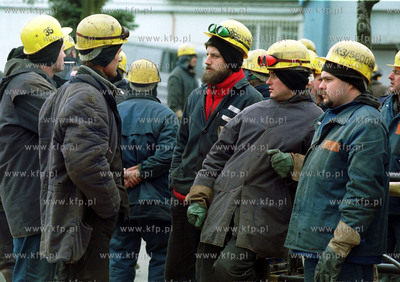 Drugi dzien strajku w Stoczni Gdynia S.A.19.02.2002fot....