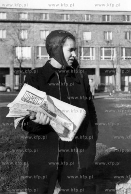 Gdanski gazeciarz sprzedajacy popoludniowke Wieczor...