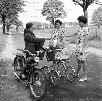 Listonoszka dorecza poczte mamie z wozkiem. 05.1971...