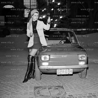 Prezentacja samochodow najnowszej marki fiat 126p popularnego...